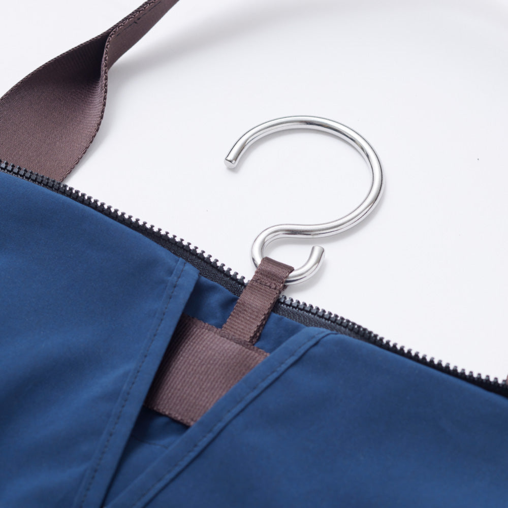 フックを上に出せばハンガーラックに引っ掛けられる