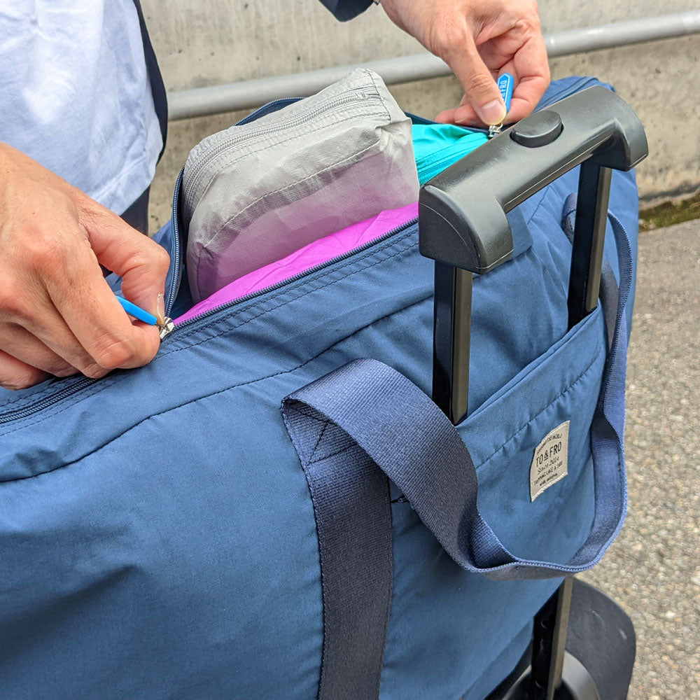 ダブルファスナーで開閉しやすく、容量もたっぷり。