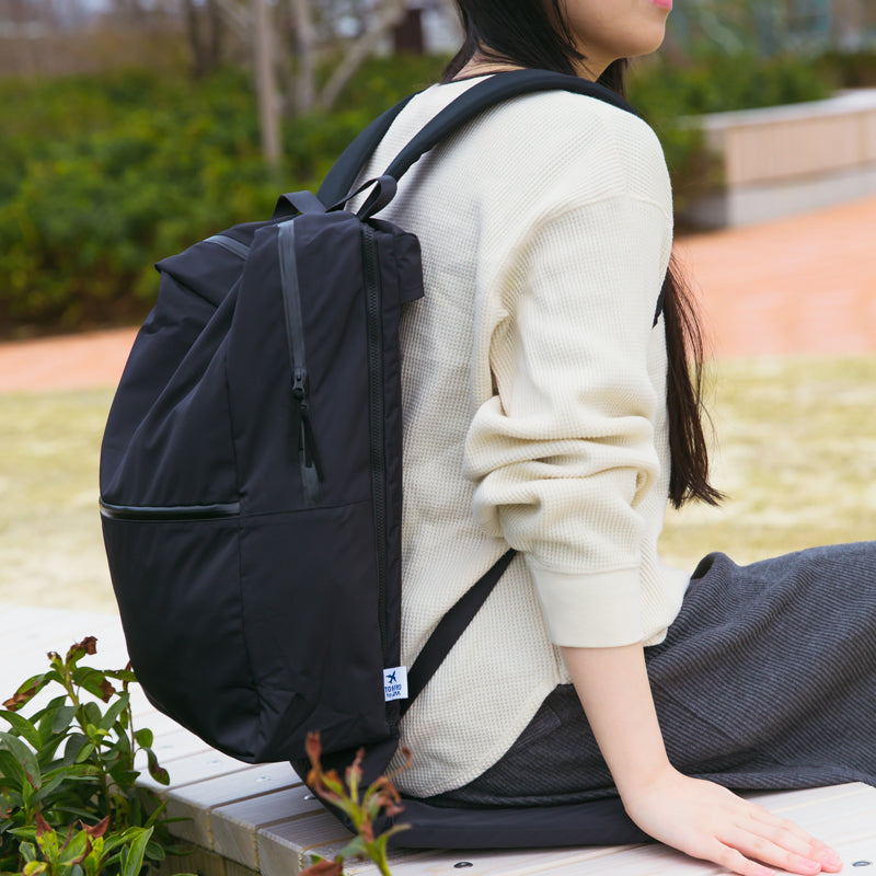 ベンチに座る際、バッグに座布団をつけたまま使用もできます◎