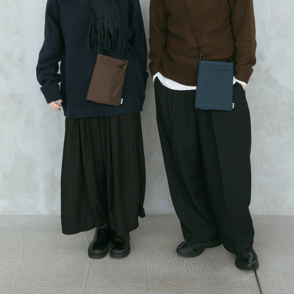 DARK BROWN着用（左モデル女性156㎝）　　　DARK NAVY着用（右モデル男性173㎝）