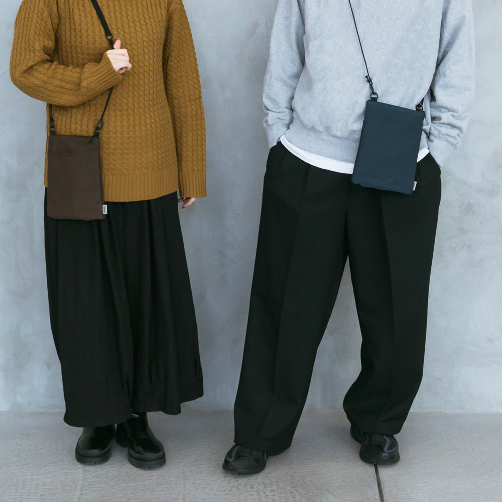 DARK BROWN着用（左モデル女性156㎝）　　　DARK NAVY着用（右モデル男性173㎝）