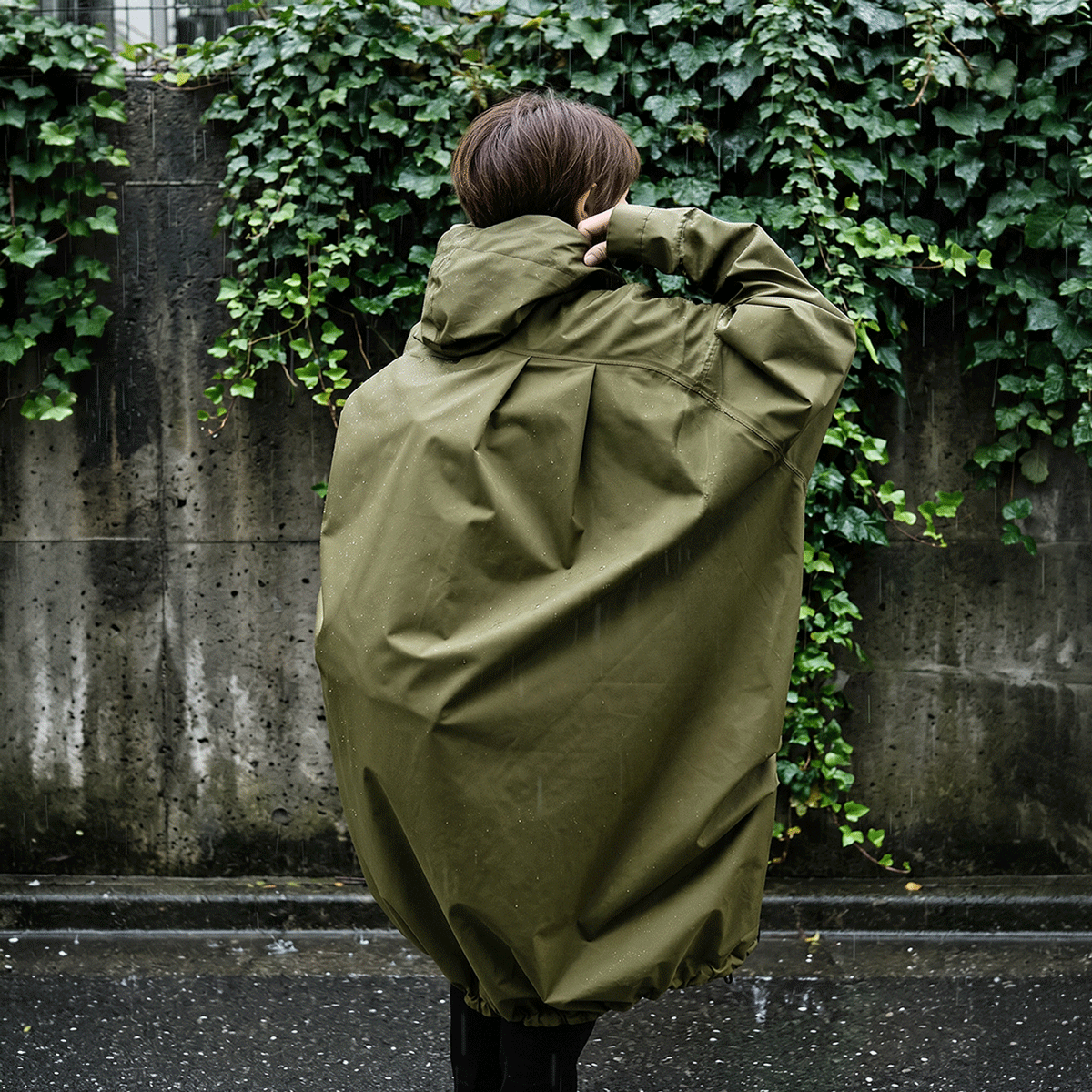 バックパックを中に背負っても美しいコート姿をキープ