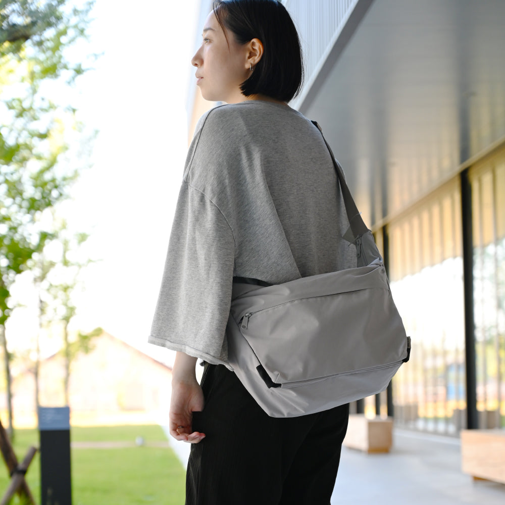 SHOULDER BAG /ショルダーバッグ レギュラーサイズ – TO&FRO 軽さ