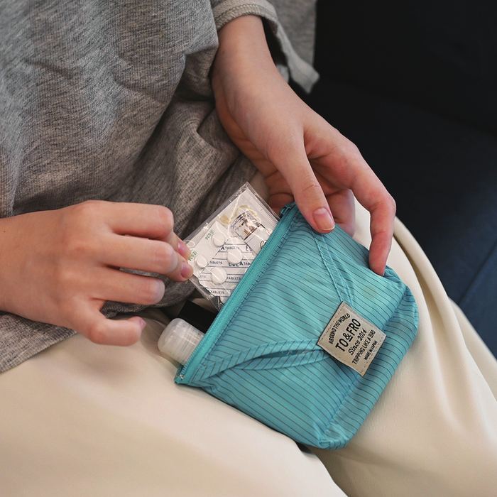 ポーチを開ける手元