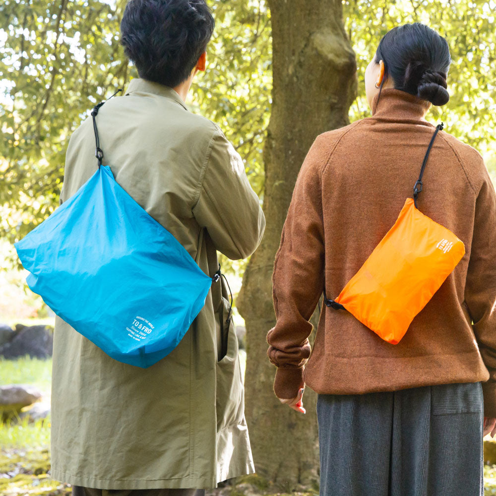 男性（173cm）：GREENISH BLUE REGULARサイズ着用　女性（156cm）：REDDISH ORANGE miniサイズ着用